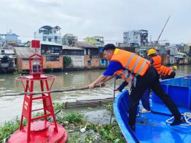 100 đoàn viên thu gom rác trên kênh Đôi, tặng áo phao cho bến đò