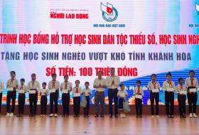  Trao 102 học bổng cho học sinh vùng sâu, con ngư dân và cán bộ, chiến sĩ Trường Sa 