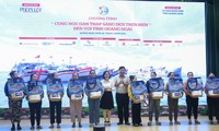  Trao 102 học bổng cho học sinh vùng sâu, con ngư dân và cán bộ, chiến sĩ Trường Sa 