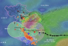  Bão số 4 di chuyển rất nhanh, mạnh lên khi áp sát bờ 