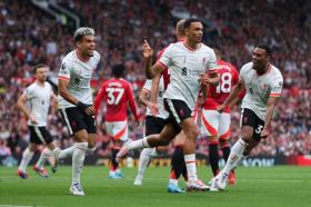 HLV Liverpool tiết lộ bí quyết đánh bại Man Utd