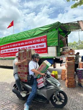 Bà con Tây Nguyên gửi ngàn cái ôm và nhu yếu phẩm tới đồng bào miền Bắc