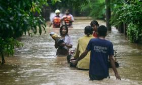 Người Myanmar chật vật trong nước lũ 