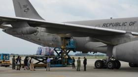  VIDEO: Các chuyến bay &quot;ngựa thồ&quot; C-17 chở hàng cứu trợ quốc tế đáp xuống Nội Bài 第2张