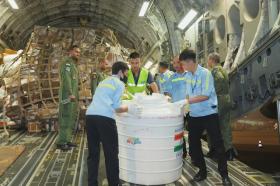  VIDEO: Các chuyến bay &quot;ngựa thồ&quot; C-17 chở hàng cứu trợ quốc tế đáp xuống Nội Bài 第6张