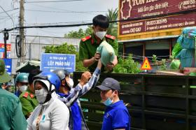 Công an Tiền Giang đóng góp, vận động hỗ trợ người dân vùng bão lũ  第2张