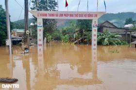 Nước sông Gianh dâng cao, có nơi ngập sâu 4m