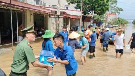  &apos;Áo xanh&apos; Bắc Giang tiếp sức người dân vùng lũ 