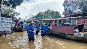  &apos;Áo xanh&apos; Bắc Giang tiếp sức người dân vùng lũ 