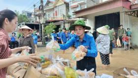  &apos;Áo xanh&apos; Bắc Giang tiếp sức người dân vùng lũ 