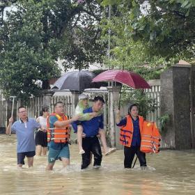  Thanh niên tình nguyện lăn xả vào vùng lũ hỗ trợ người dân 第3张