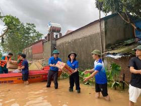  Thanh niên tình nguyện lăn xả vào vùng lũ hỗ trợ người dân 第2张