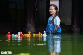 Cả ngày ngâm dưới nước, nghệ sĩ múa rối ngã tím người, đau bò cầu thang