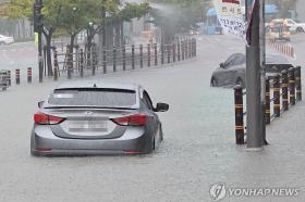 ‘Hố tử thần’ bất ngờ xuất hiện sau mưa lớn, nuốt chửng xe tải ở Hàn Quốc  第5张