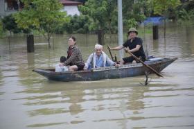 Mưa lớn, lũ thượng nguồn dồn về, mực nước các sông dâng cao, nhiều huyện bị ngập ở Thanh Hóa