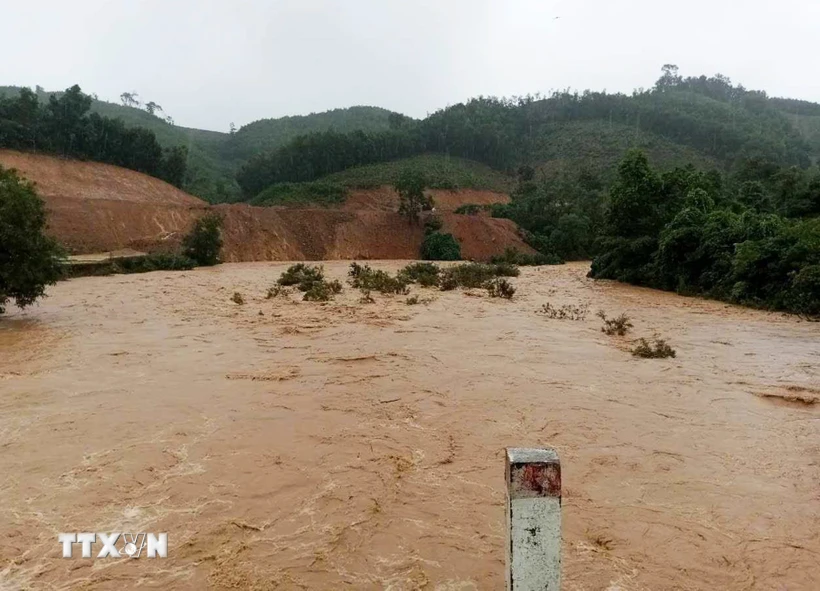  Lũ trên các sông đang lên, nhiều điểm ở Quảng Trị bị ngập, chia cắt giao thông 