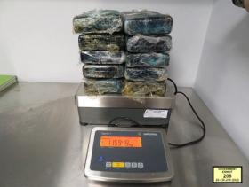 Kỹ sư máy bay giấu hơn 11 kg cocaine dưới buồng lái 