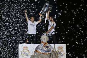 Biển người đổ ra đường ăn mừng cúp vô địch Champions League của Real Madrid  第13张