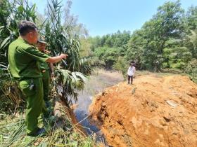  Hai trại nuôi lợn án ngữ đầu nguồn nước của hàng nghìn hộ dân 