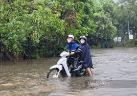 Ô tô nhấn ga rẽ sóng, xe máy loạng choạng khi lưu thông qua &quot;vịnh&quot; Văn Quán