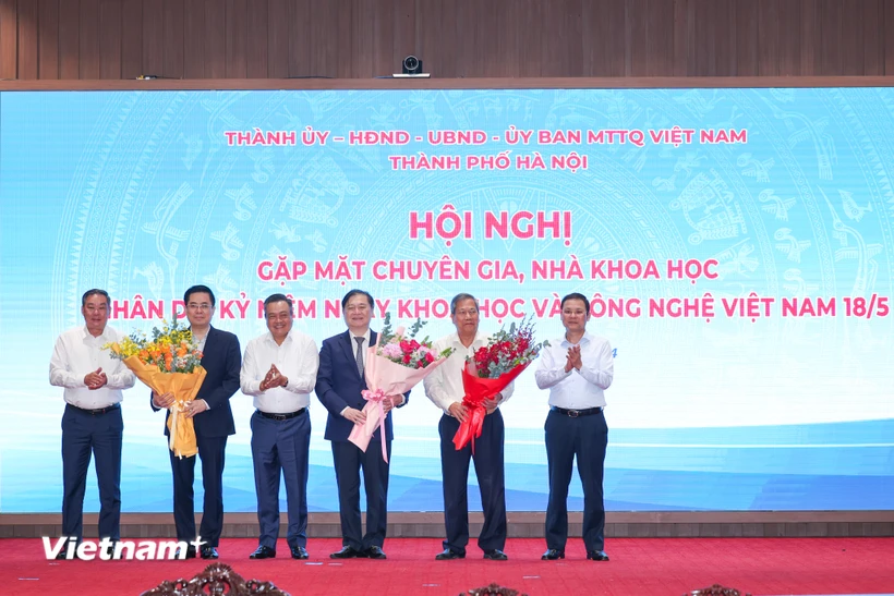  Gặp mặt, tri ân, tôn vinh các chuyên gia, nhà khoa học trên địa bàn Hà Nội 