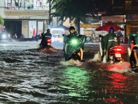  Mưa trắng trời, nhiều tuyến phố ở Quảng Ngãi chìm sâu trong nước 