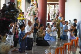 Người dân, du khách đổ về chùa Linh Ứng dâng hương, cầu nguyện dịp rằm tháng 7