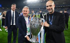  Pep buồn bã vì người bạn thân Txiki Begiristain sắp rời Man City 