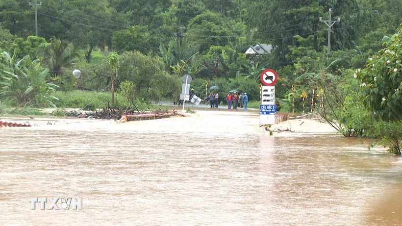  Bình Phước: Mưa lũ gây ngập lụt, sạt lở trên nhiều tuyến đường 